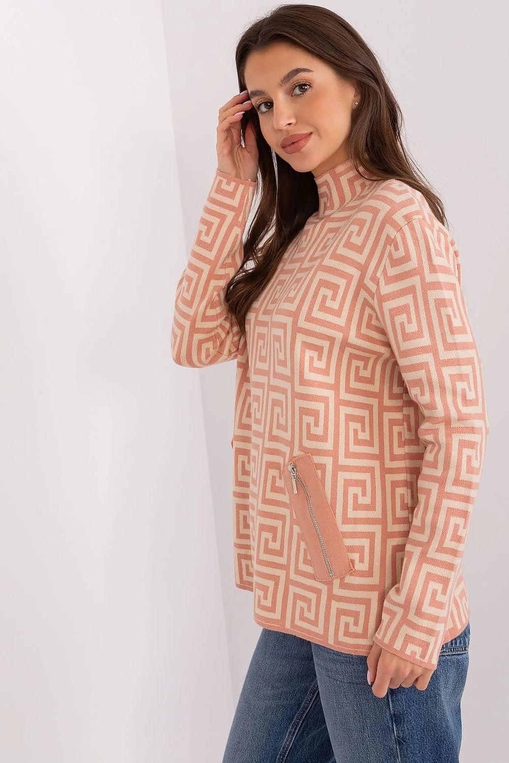 Haut féminin motif géométrique manches longues col montant zips latéraux rose pâle blanc crème