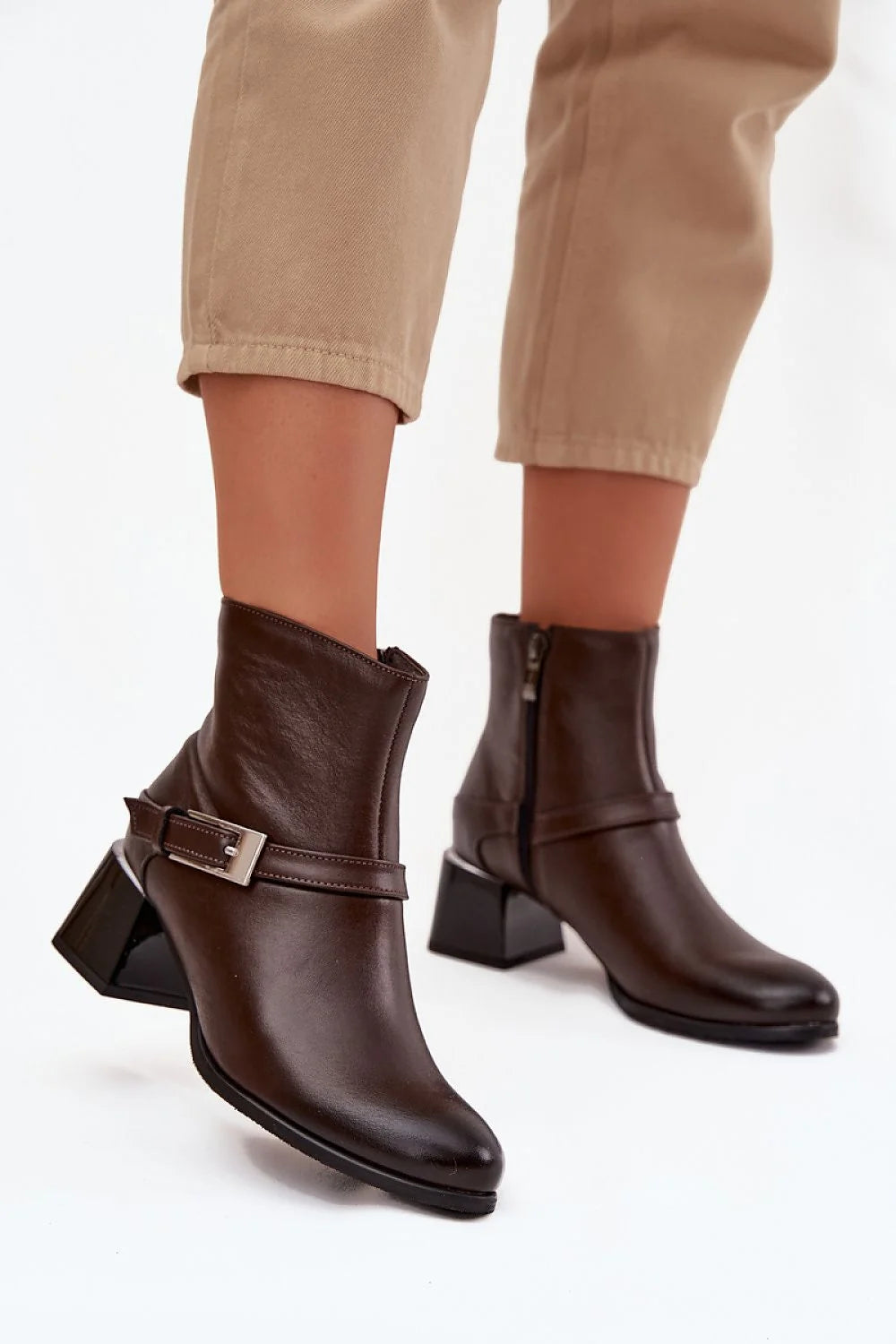 bottines femme cuir naturel marron foncé cheville talon bloc moyen confortable doublure feutre semelle résistante fermeture zippée bride boucle argenté