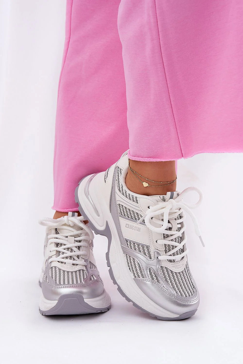 Chaussures de sport féminines modernes en tissu et cuir synthétique, style décontracté, semelle chunky, couleur blanche avec accents argentés, confort tout le jour