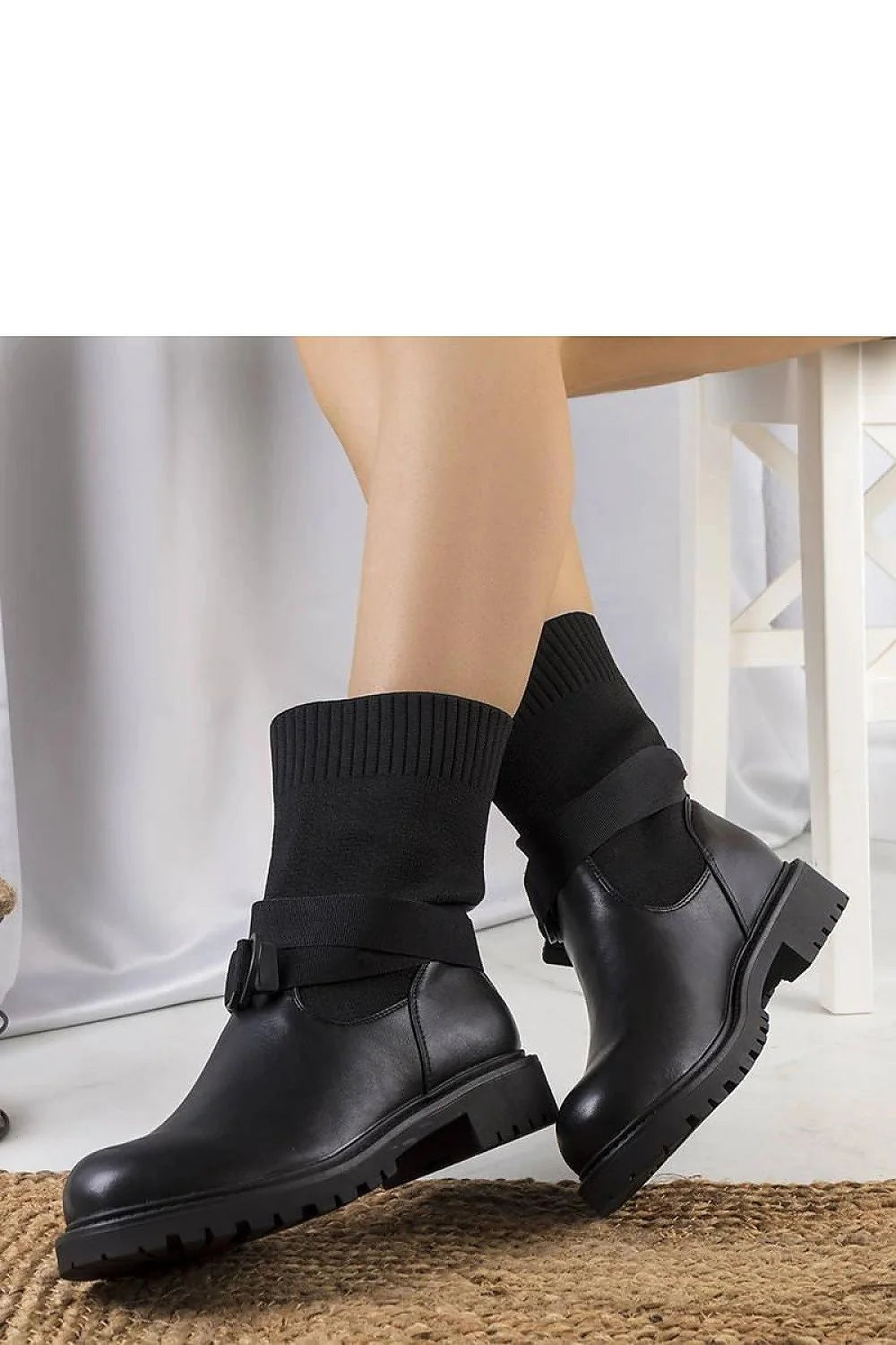 Bottes pour femmes design moderne élégant cuir noir lisse tige chaussette textile côtelé semelle épaisse crantée lanière décorative boucle noire bout rond doublure confortable occasion casual chic