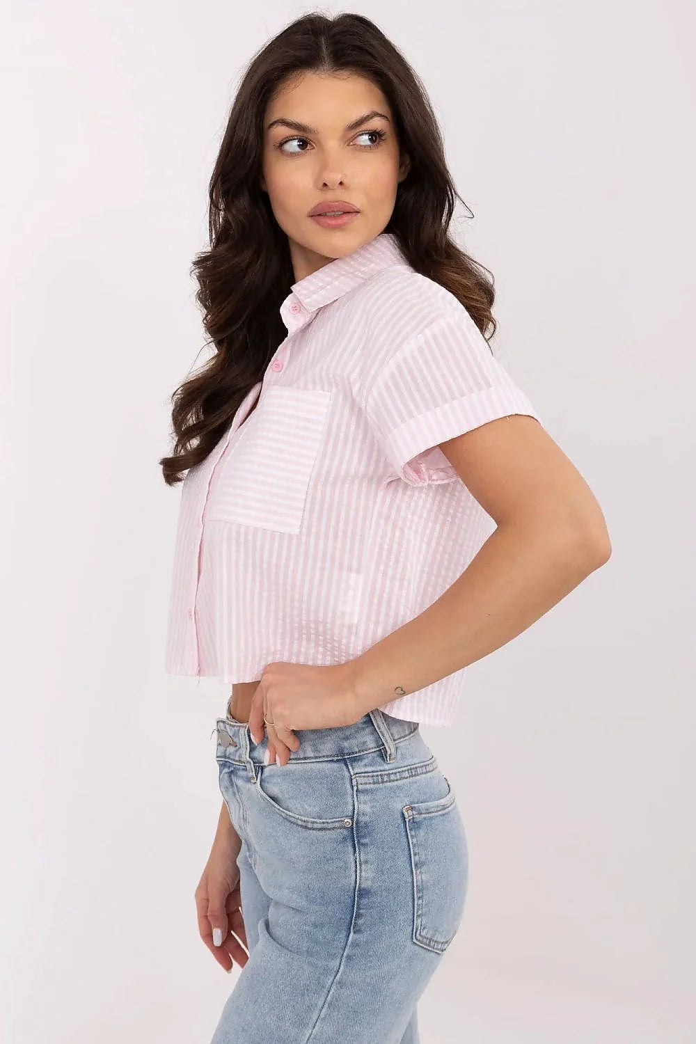 Chemise à manches courtes rayures verticales rose clair et blanc coton respirant poche latérale col classique manches retroussées design cropped style décontracté femme été