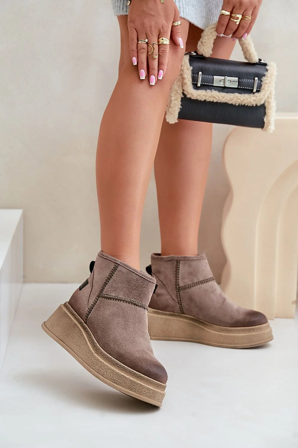 Bottes de neige pour femmes Step in style marque Maciejka cuir naturel fourrure intérieure plateforme talon compensé design moderne tendance couleur taupe mi-hauteur coutures contrastantes fermeture éclair