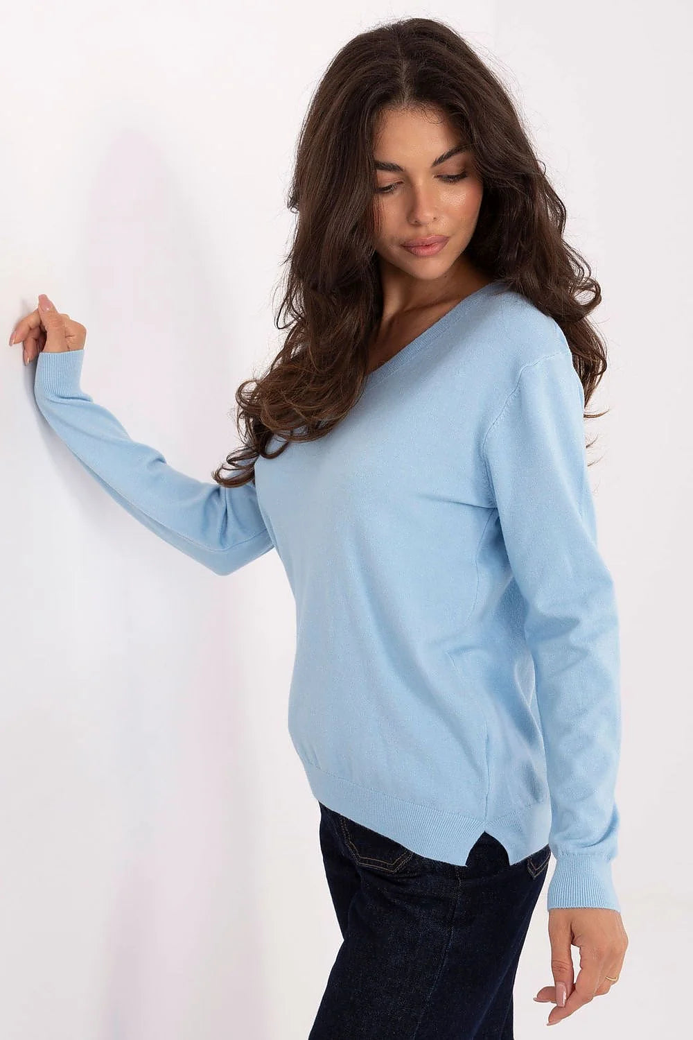 pull femme col V manches longues maille fine bleu ciel coupe décontractée longueur hanches bords côtes poignets ourlet tricot doux