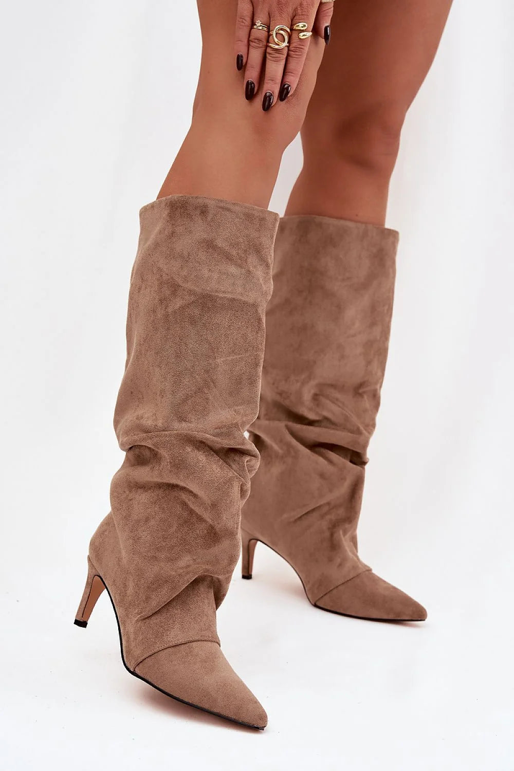 bottes genou suédine taupe bout pointu talon aiguille moyen silhouette effilée tige plissée slouchy doublure peluche chaude élégantes féminines