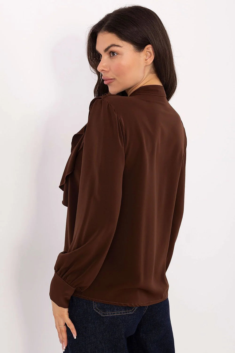 chemise femme sans col manches longues plastron jabot volants superposés chocolat fluide viscose polyester coupe ample poignets froncés boutonnés élégante