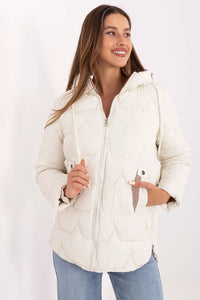 veste matelassée femme courte ivoire capuche amovible fermeture zippée chevrons garnissage synthétique doublée poches rabat cordons serrage silhouette féminine