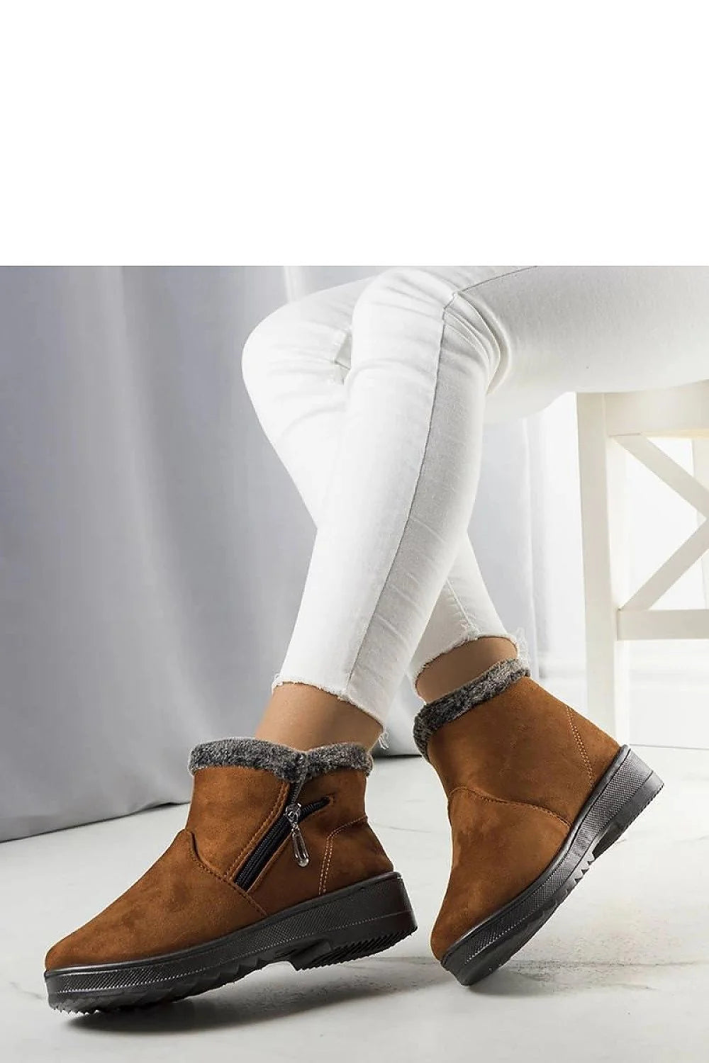 Bottines à neige pour femmes modernes en daim synthétique, couleur caramel, doublure fourrure grise, fermeture éclair latérale, semelle épaisse antidérapante, hiver, usage quotidien, style élégant et confortable
