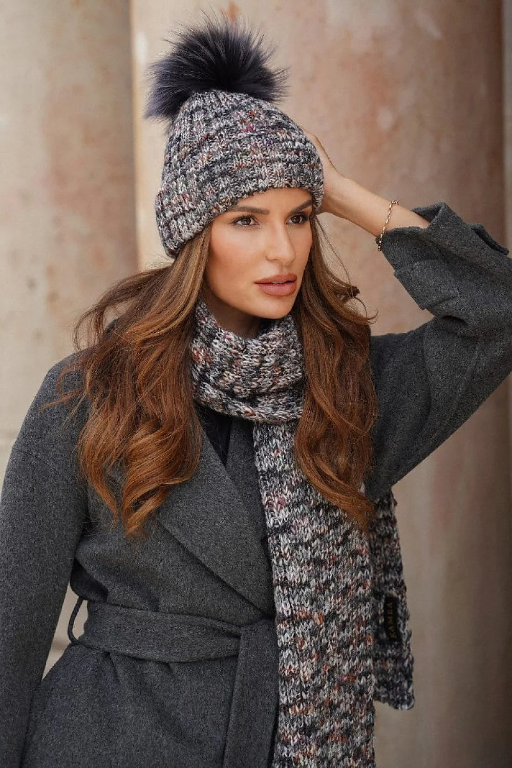 Bonnet et écharpe d'hiver pour femmes en laine maille motif texturé pompon fourrure noire coupe ajustée style élégant