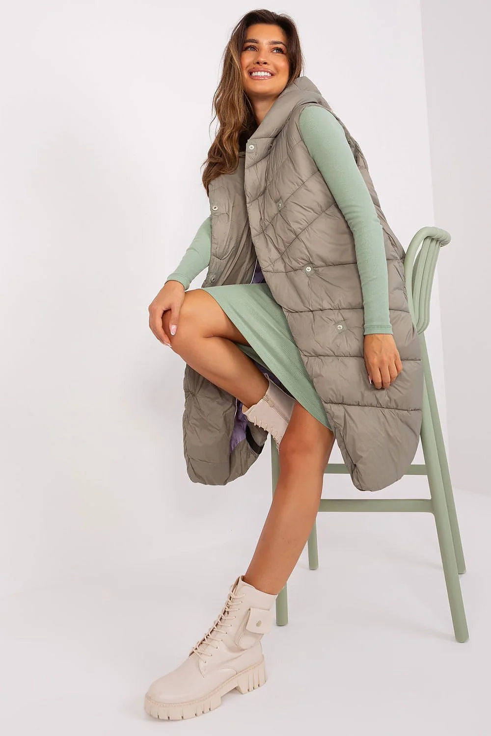 Gilet sans manches pour femme design moderne fonctionnel matelassé en diagonale couleur taupe polyamide isolé coupe droite longueur genoux