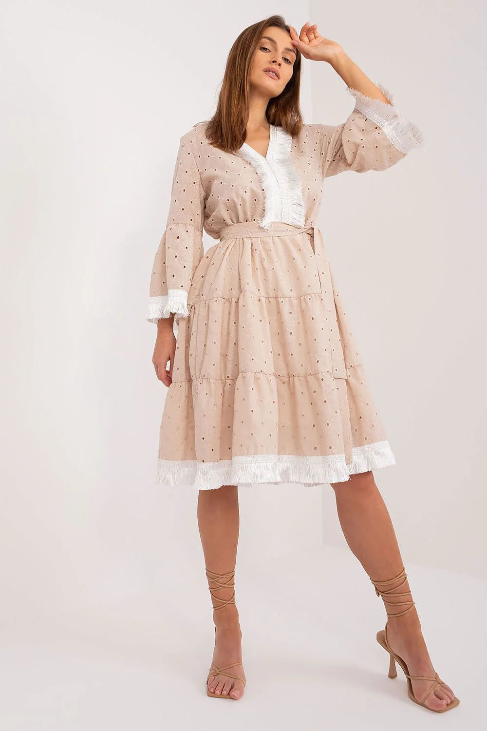 robe bohème féminine midi manches longues ceinture incluse coton léger fluide beige broderie anglaise volants évasée col V franges blanches