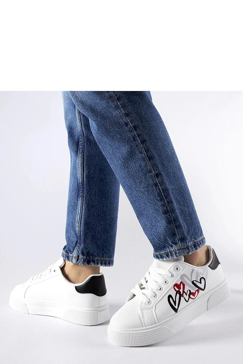 baskets plateforme blanches cœurs gravés cuir écologique semelle épaisse antidérapante talon5cm lacets œillets respirante confortable durable élégante casual urbaine moderne