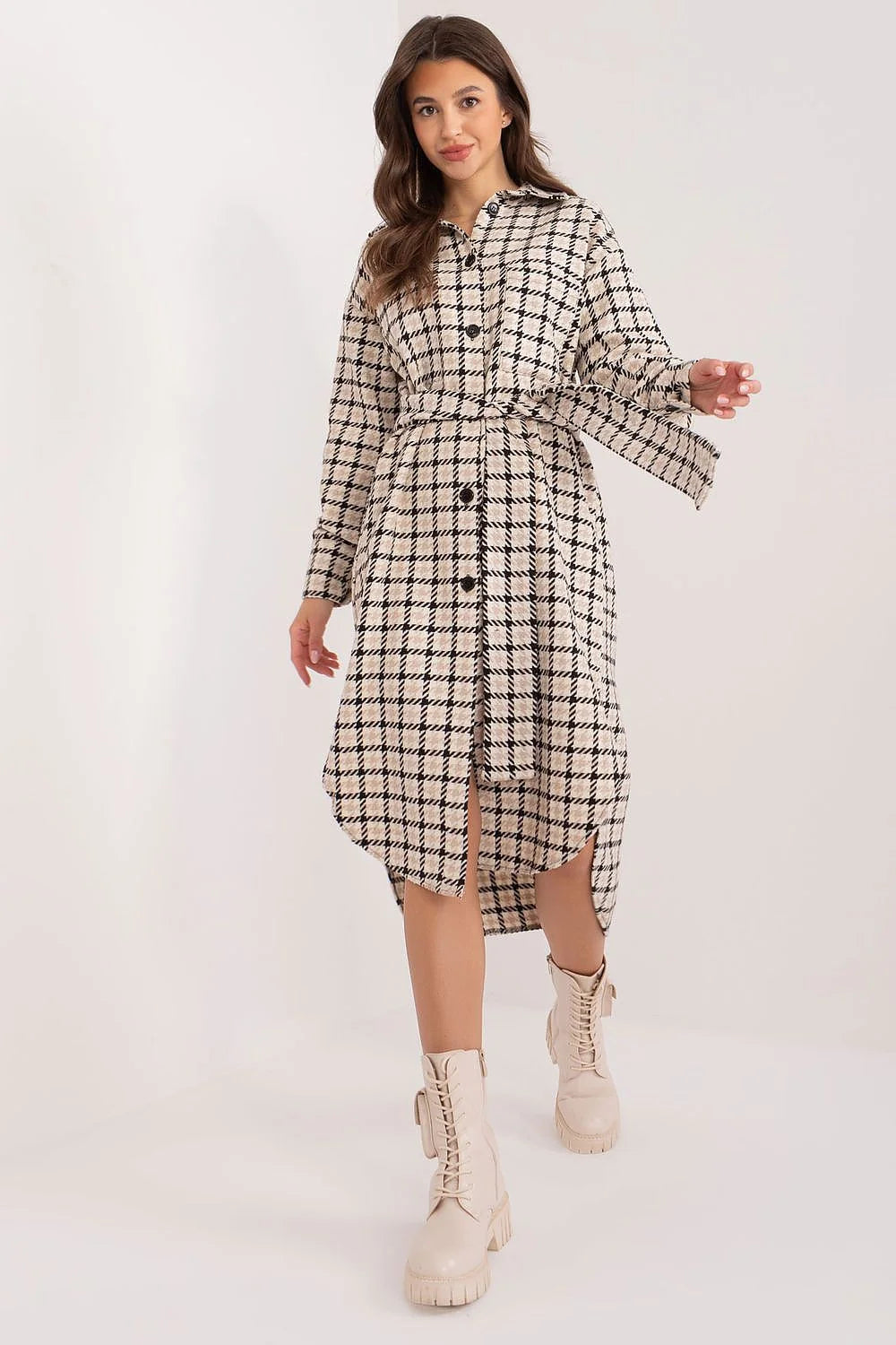 Robe chemise Lakerta motif carreaux noir et blanc coupe asymétrique ceinture incluse manches longues confortable femme