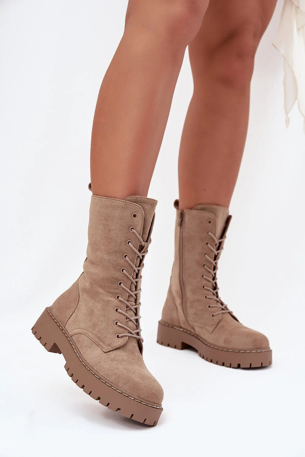 bottines workery femme suédine écologique taupe montantes mi mollet lacets fermeture éclair latérale plateau talon bloc semelle crantée coutures surpiquées