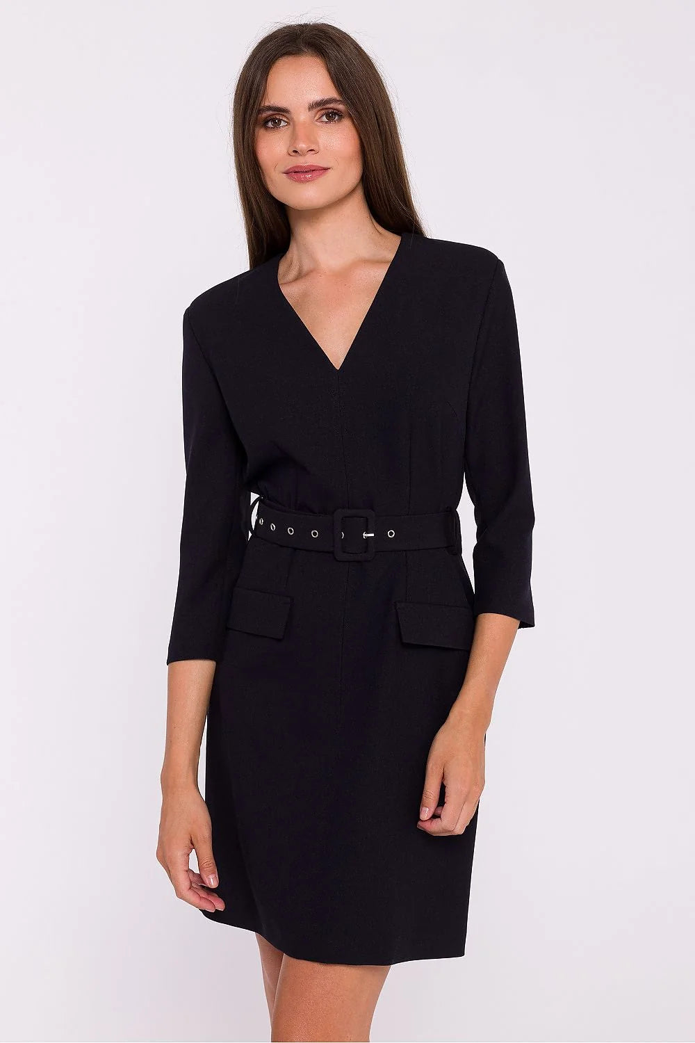 Robe de jour élégante pour femme en tissu doux, style minimaliste, col V, manches 3/4, ceinture intégrée, longueur genou, couleur noire profonde, occasionnel formel et professionnel