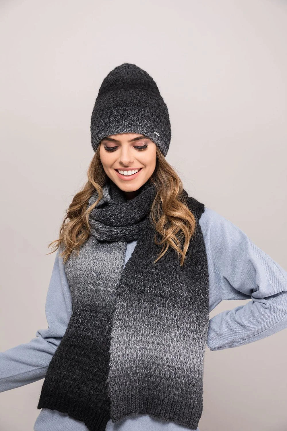 Bonnet d'hiver pour femme en tricot maille large laine alpaga écharpe assortie dégradé gris froid style moderne accessoires hiver