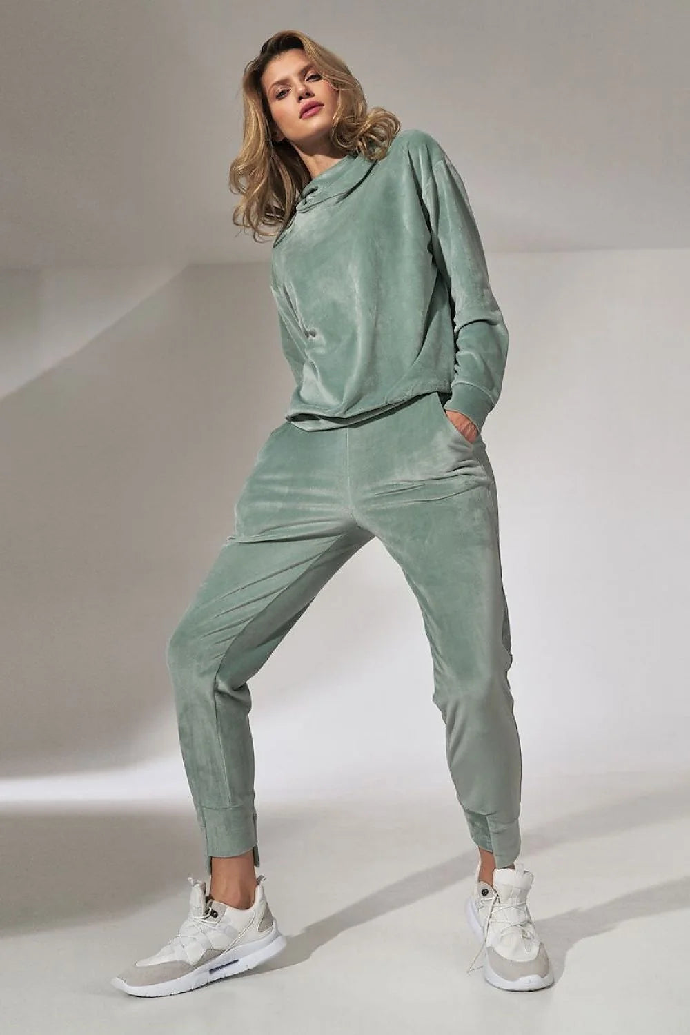 Ensemble détente velours rose moderne et élégant pour un style cocooning confortable et féminin