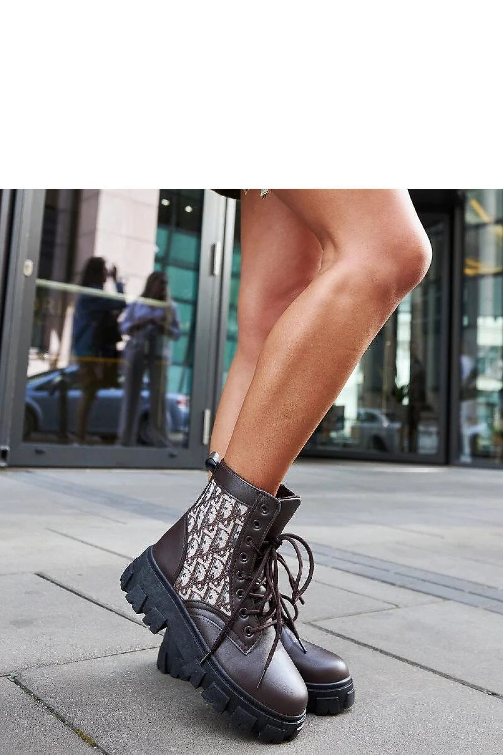 Bottes Madelene pour femme style combat cuir marron foncé semelle crantée talon moyen conception moderne