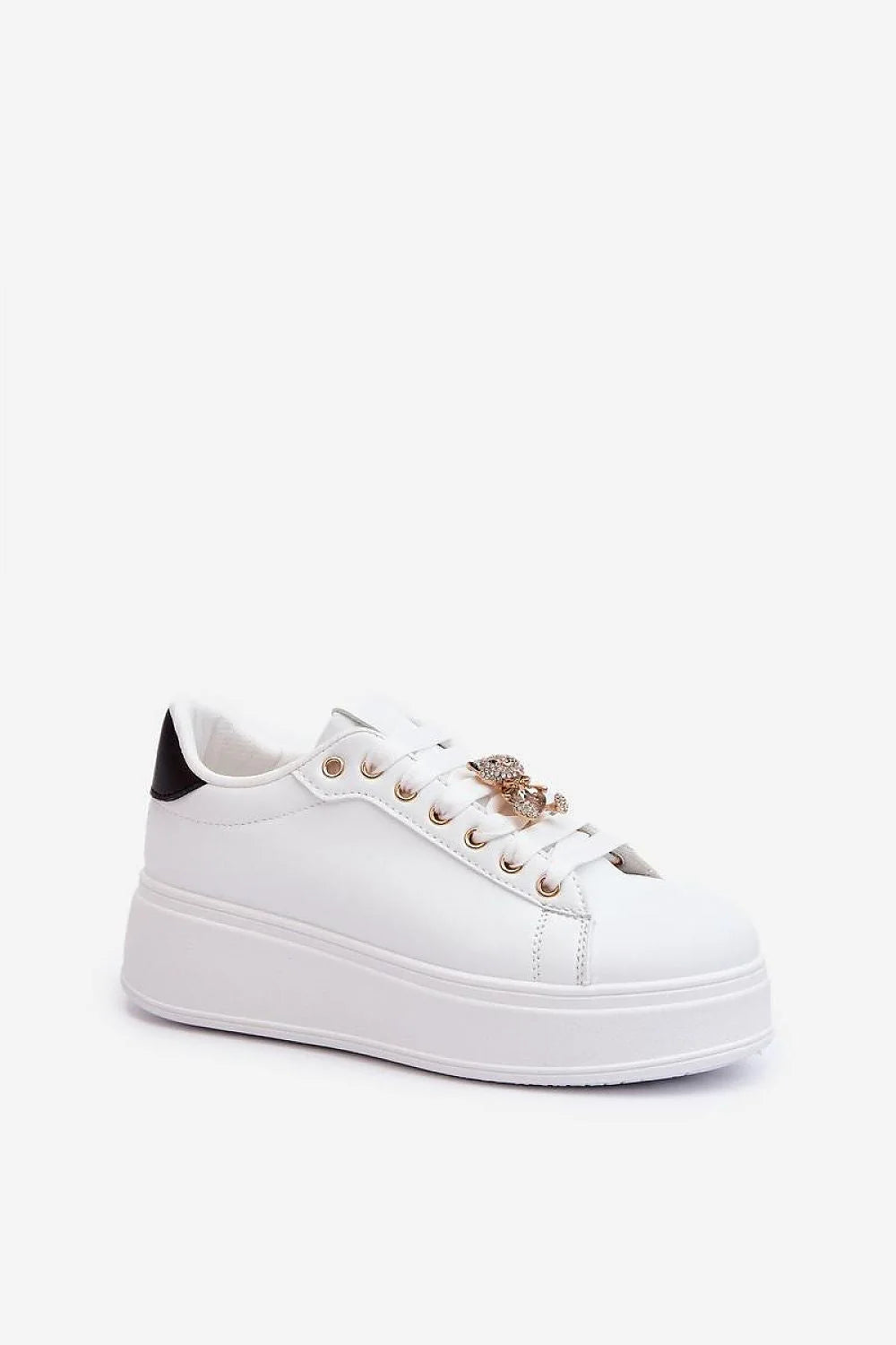 baskets femmes blanches plateforme épaisse simili cuir œillets dorés lacets larges pendentif ourson doré chaîne cheville talon contrastant noir chic