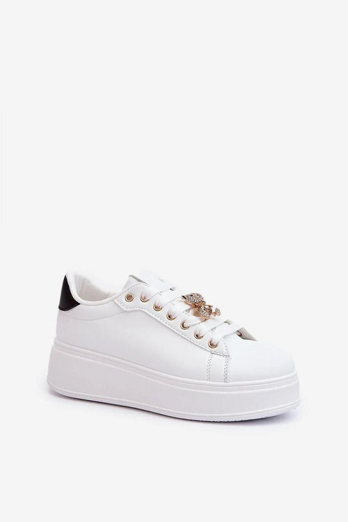 baskets femmes blanches plateforme épaisse simili cuir œillets dorés lacets larges pendentif ourson doré chaîne cheville talon contrastant noir chic