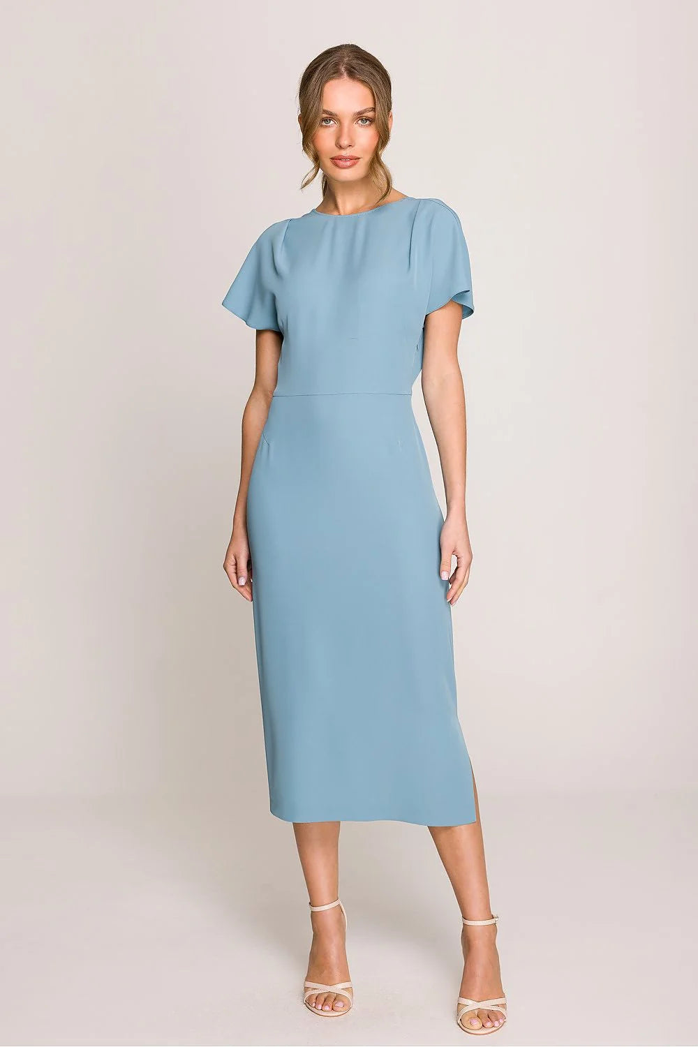 robe midi droite ajustée bleu pastel poudrée fluide légère manches courtes évasées encolure ronde minimaliste intemporelle
