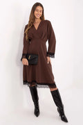 robe midi marron chocolat mancheslongues decolletecachecoeur coupeevasee taillemarquee elastiquetaillearriere dentellenoirpoignets dentellenoirourlet tissupolyesterviscose fluide confortable elegante polyvalente