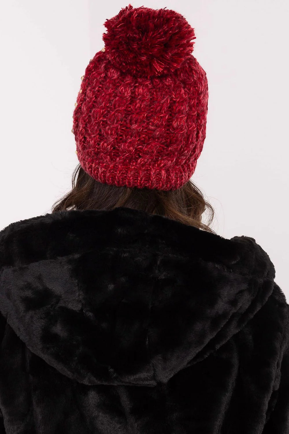 Bonnet d'hiver féminin en laine tricoté maille épaisse couleur rouge vif perles dorées pompon volumineux ajusté