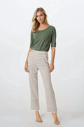Pyjama pour femme élégant et confortable, vert olive et rayures beige, manches 3/4, taille élastiquée, matériau doux, idéal pour la détente à la maison