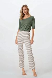 Pyjama pour femme élégant et confortable, vert olive et rayures beige, manches 3/4, taille élastiquée, matériau doux, idéal pour la détente à la maison