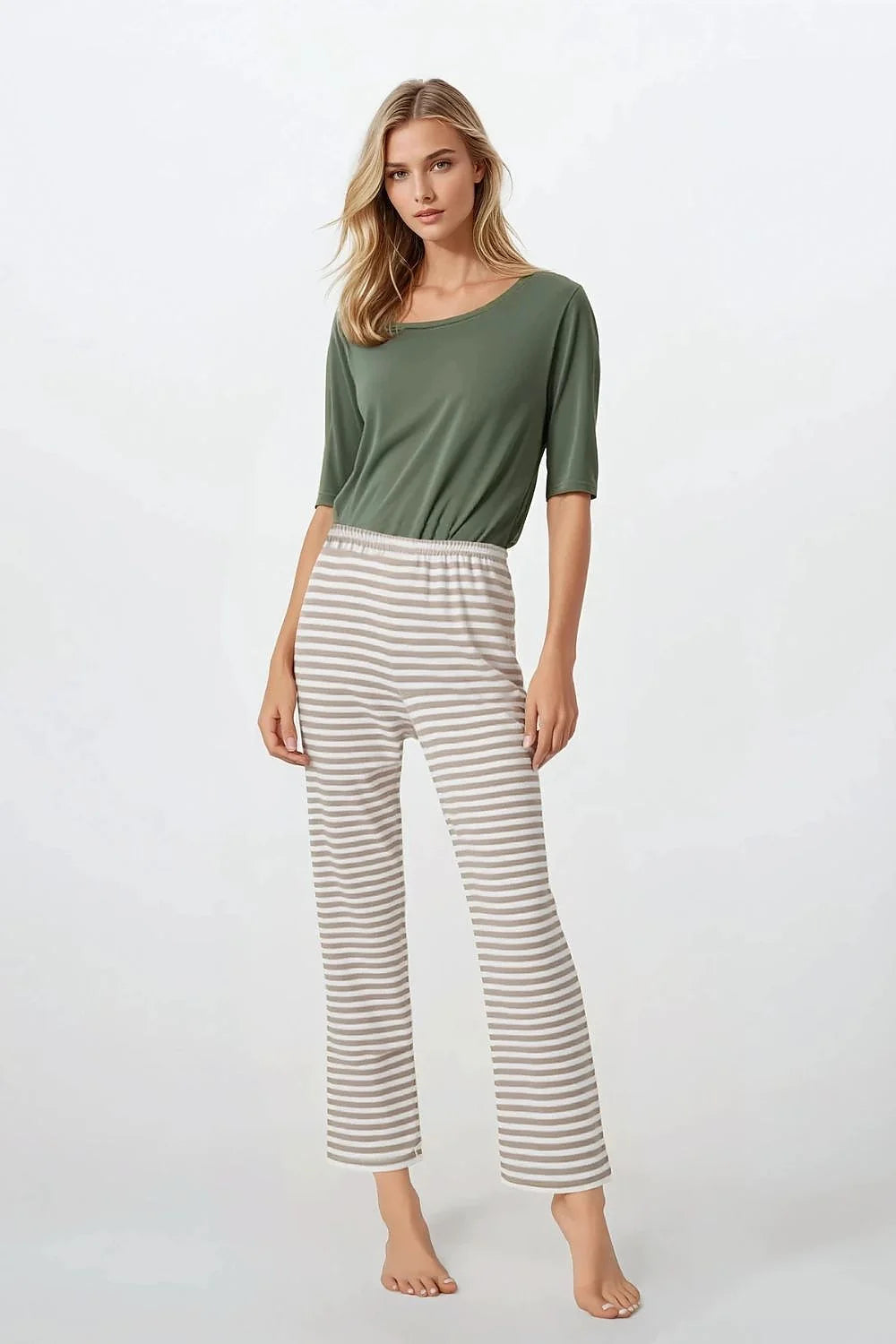 Pyjama pour femme élégant et confortable, vert olive et rayures beige, manches 3/4, taille élastiquée, matériau doux, idéal pour la détente à la maison