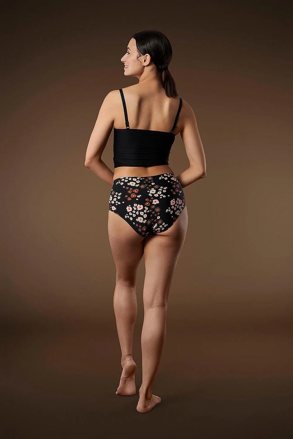 ensemble culotte Julimex taille haute imprimé floral multicolore fond noir débardeur minimaliste bretelles fines coton élasthanne extensible confortable coupe ajustée