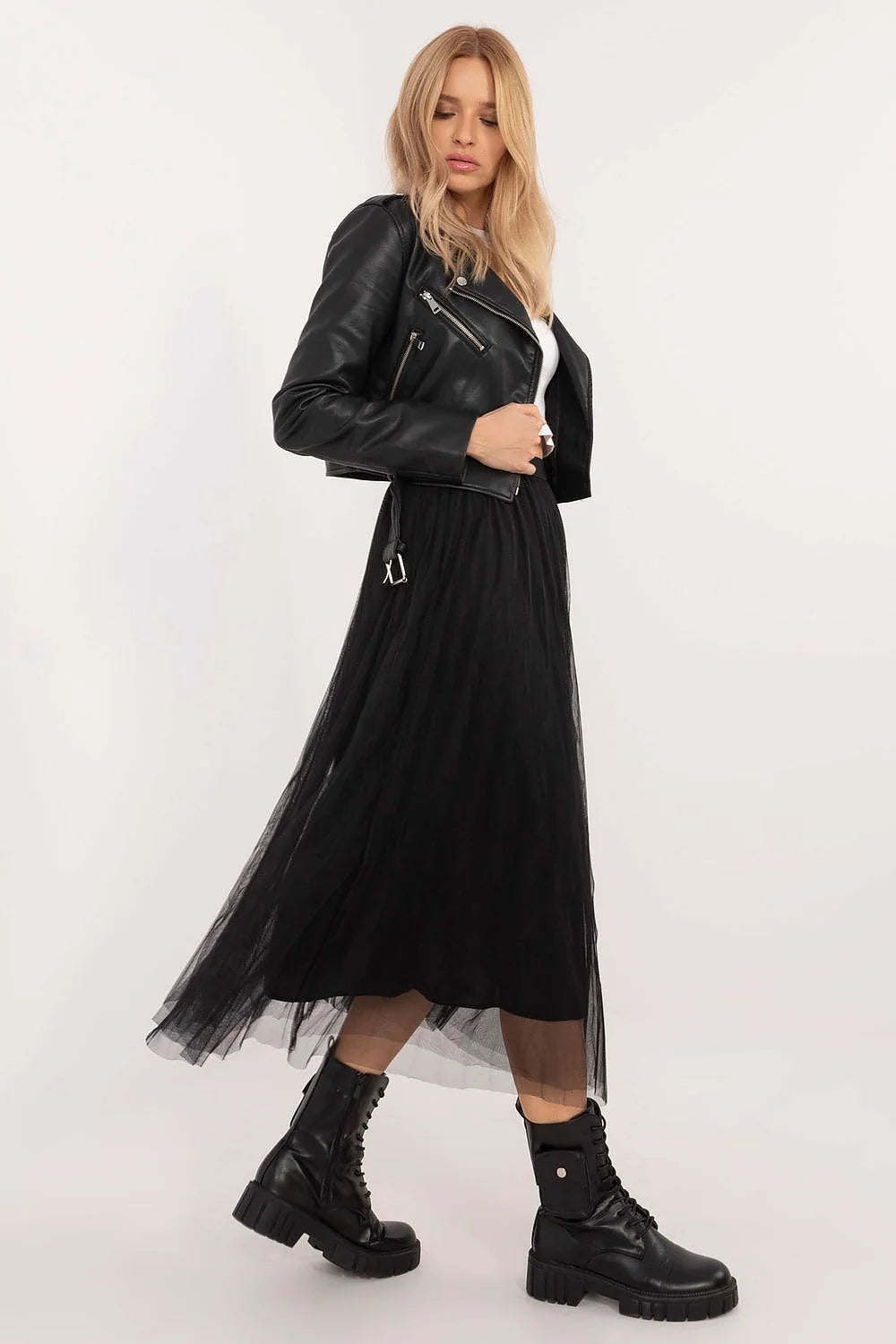 Jupe en tulle noire longue, style rock, taille élastique, veste cuir, boots, tenue mode femme