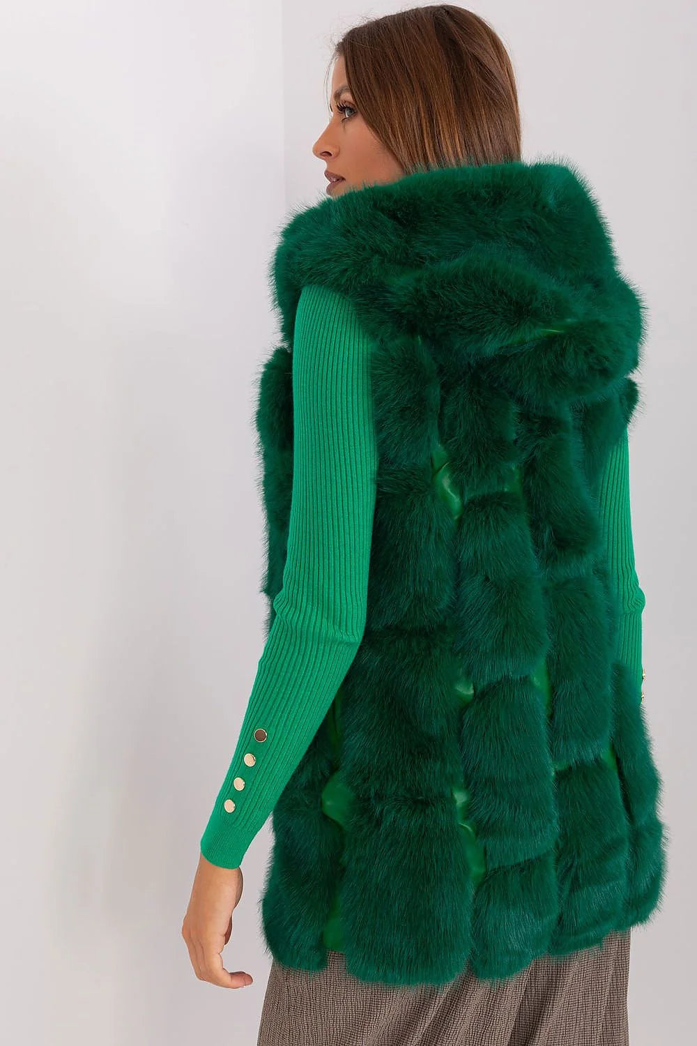 Gilet sans manches en fausse fourrure élégant moderne pour femme vert émeraude longueur standard capuche intégrée fermeture éclair centrale bords soignés matière douce confort style sophistiqué vêtement d'hiver