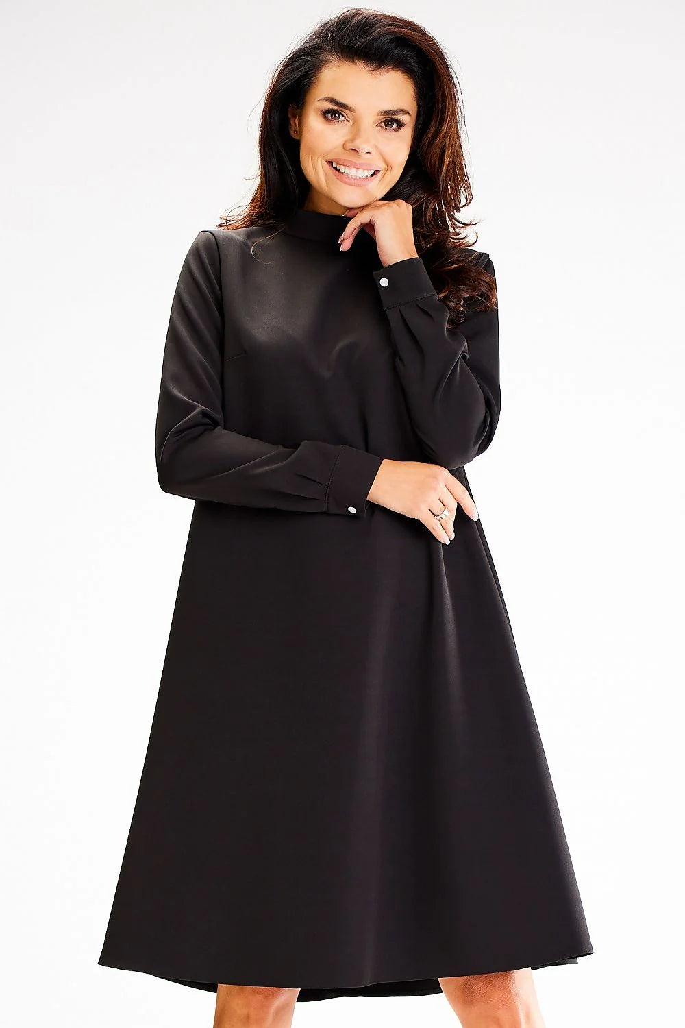 robe noire trapèze mi longue manches longues col montant poignets boutons pressions polyester élasthanne satinée élégante intemporelle fluide polyvalente chic