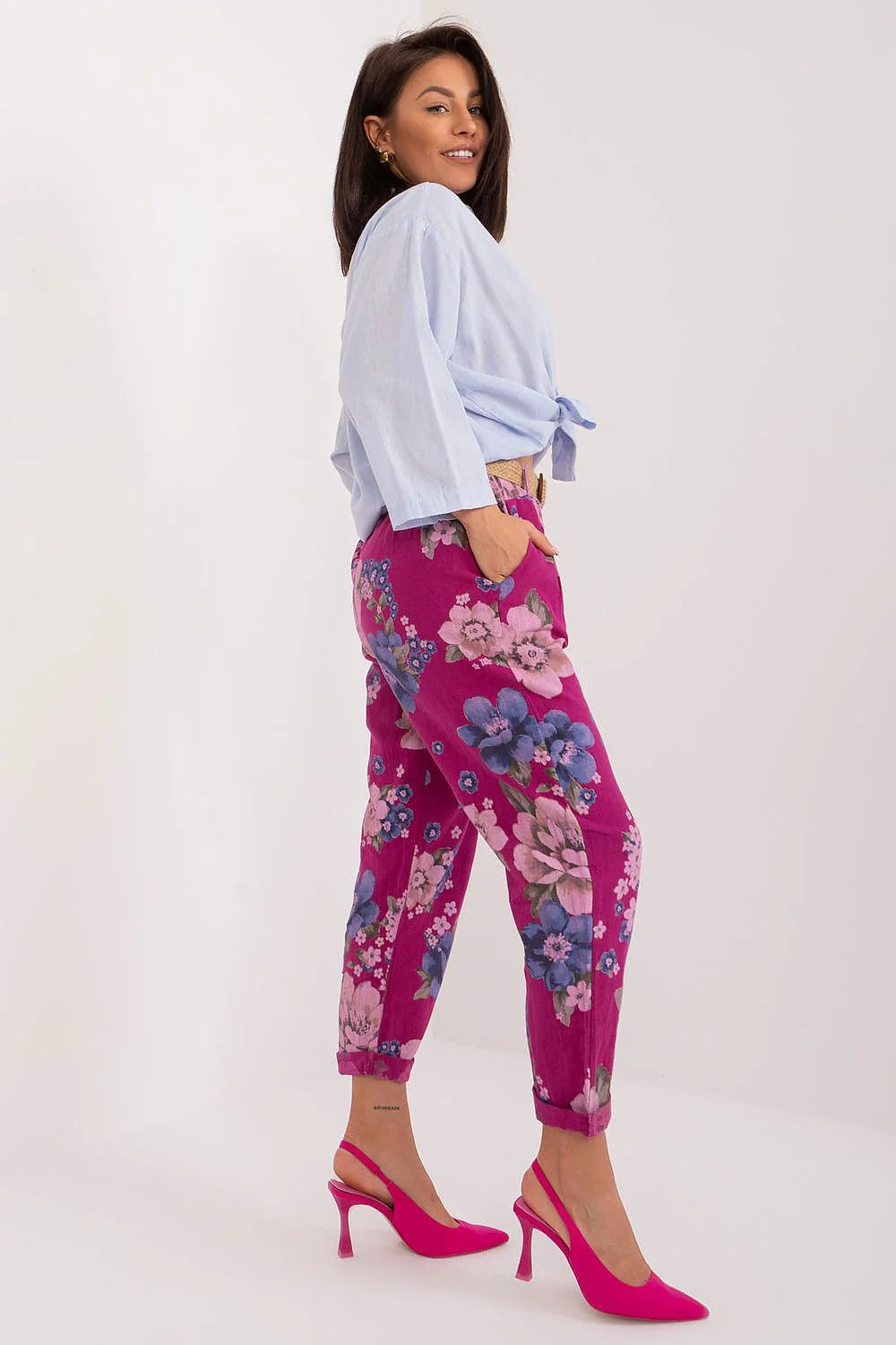Pantalon femme Italy Moda à motif floral, style décontracté, tissu coton, taille haute, coupe fuselée, occasion versatile, design moderne, couleur violet-rose, ceinture intégrée, poches latérales, escarpins talons hauts, look casual chic