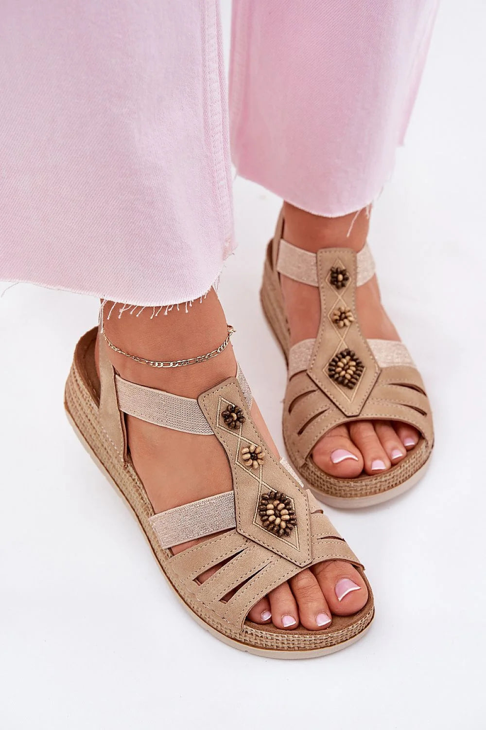 Sandales femmes élégantes confortables INBLU cuir artificiel talon compensé style summery floral motifs femmes