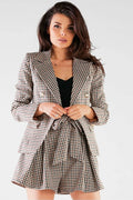 Ensemble coordonné blazer et short femme chic moderne coupe ajustée motif vichy marron beige noir style élégant occasion semi-formelle