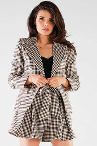 Ensemble coordonné blazer et short femme chic moderne coupe ajustée motif vichy marron beige noir style élégant occasion semi-formelle