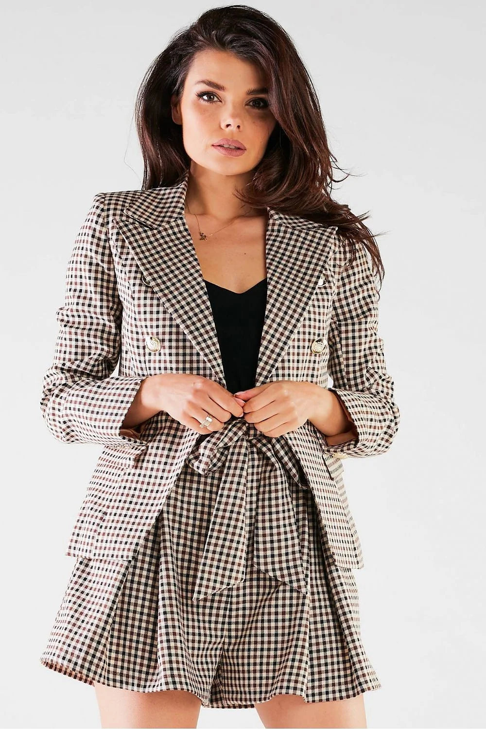 Ensemble coordonné blazer et short femme chic moderne coupe ajustée motif vichy marron beige noir style élégant occasion semi-formelle