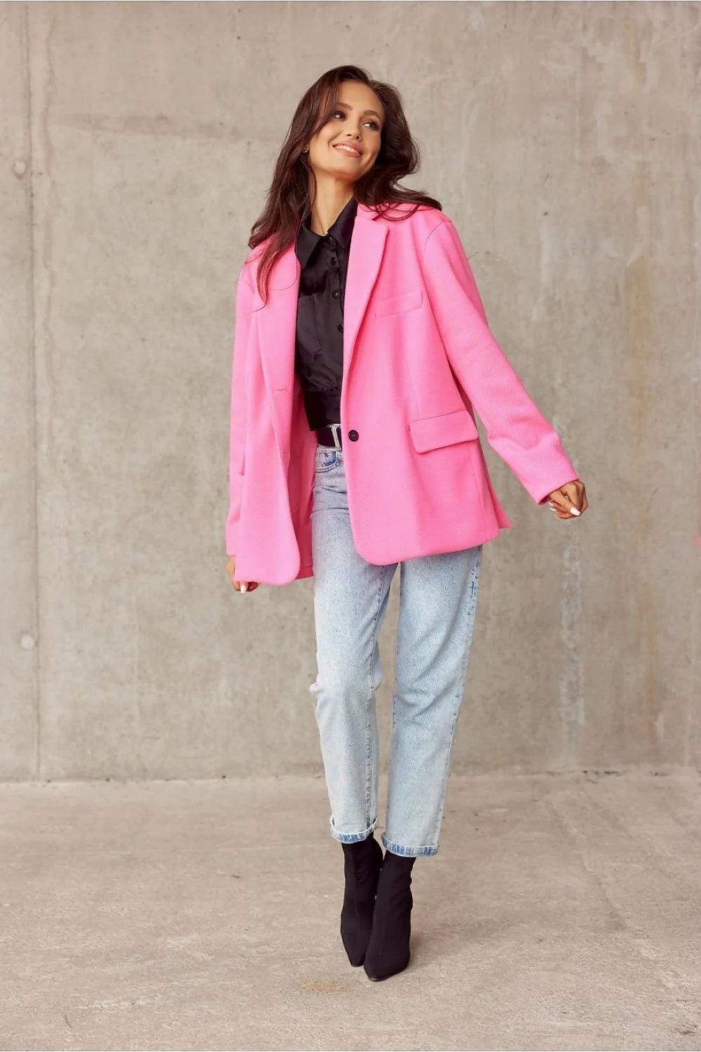 Veste blazer femme design moderne audacieux rose vif coupe oversize matériau haute qualité élégance contemporaine