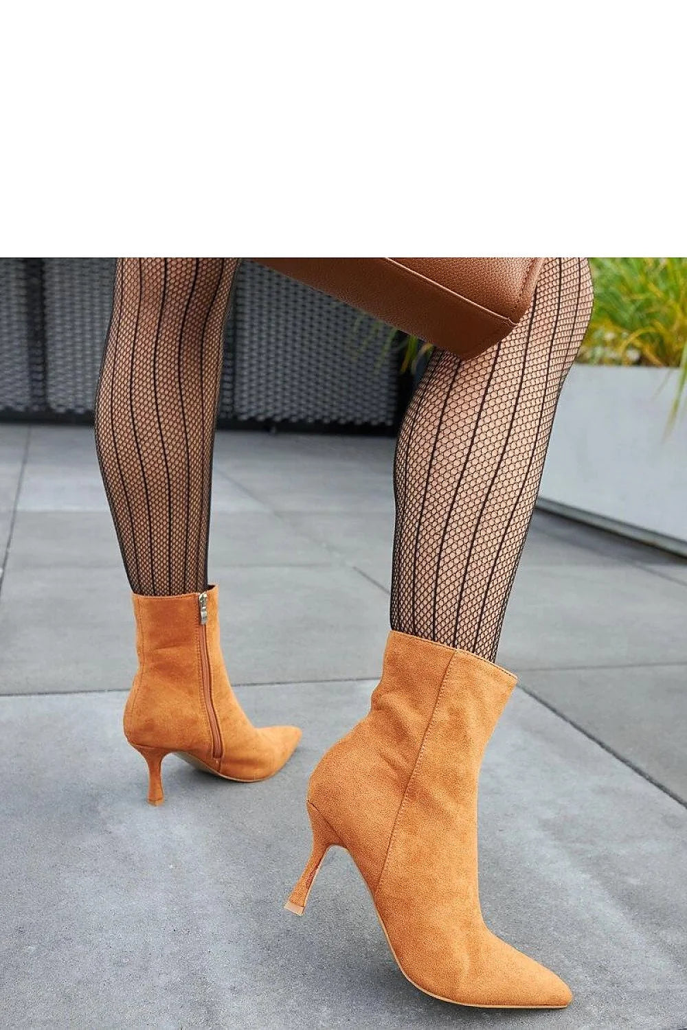 bottines talon stiletto camel daim cognac cheville bout pointu aiguille court silhouette effilée fermeture éclair latérale coutures discrètes