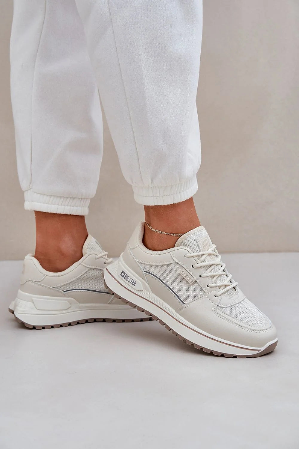 Chaussures de sport pour femmes design moderne style épuré confortable amorti élevé semelle caoutchouc matériau écologique maille respirante