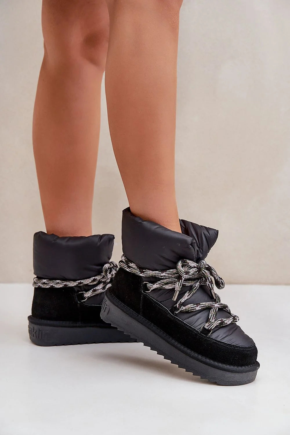 Bottes de neige modernes pour femme en cuir suédé et daim, style après-ski, design volumineux, couleur noire, lacets bicolores, doublure fourrure, semelle crantée en caoutchouc, hauteur 15.5 cm, idéales pour l'hiver