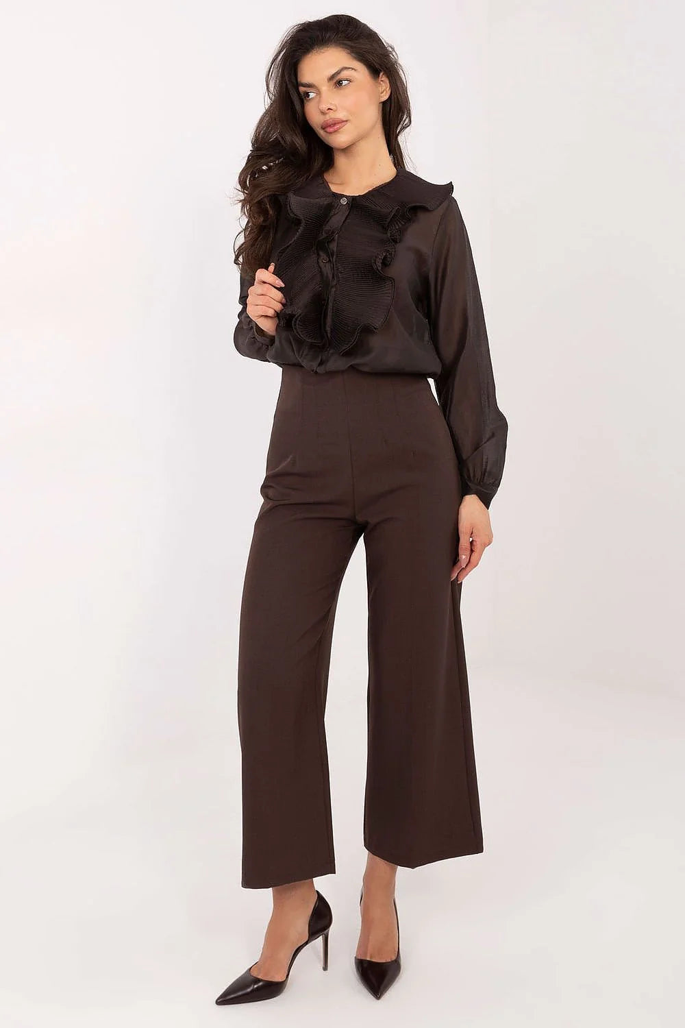 chemise femme manches longues satin léger semitransparent marron chocolat coupe fluide col rond plastron plissé volanté poignets boutonnés