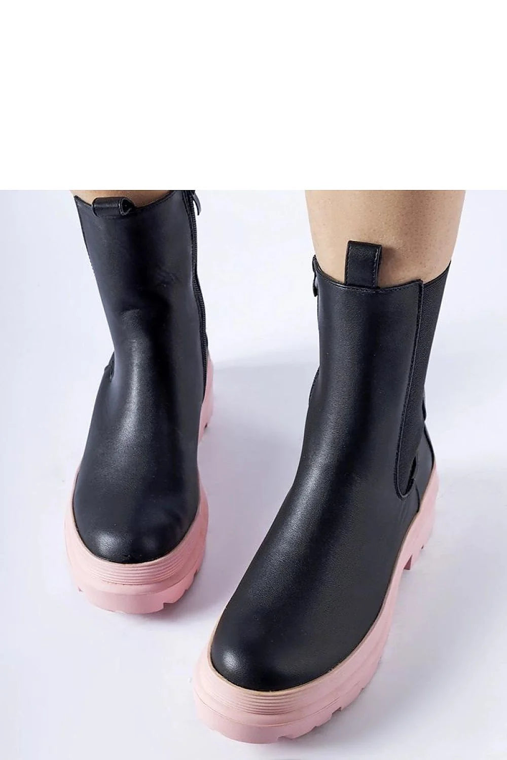 Bottines hiver style moderne noir semelle rose femme confort isolation coupe droite talon plat