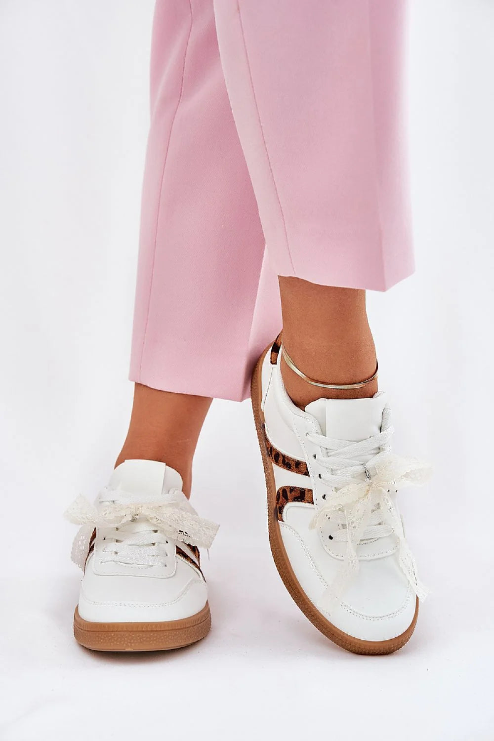 baskets basses femme élégantes lacets larges ruban cuir synthétique blanc accents léopard semelle caoutchouc marron rembourré confort quotidien chic