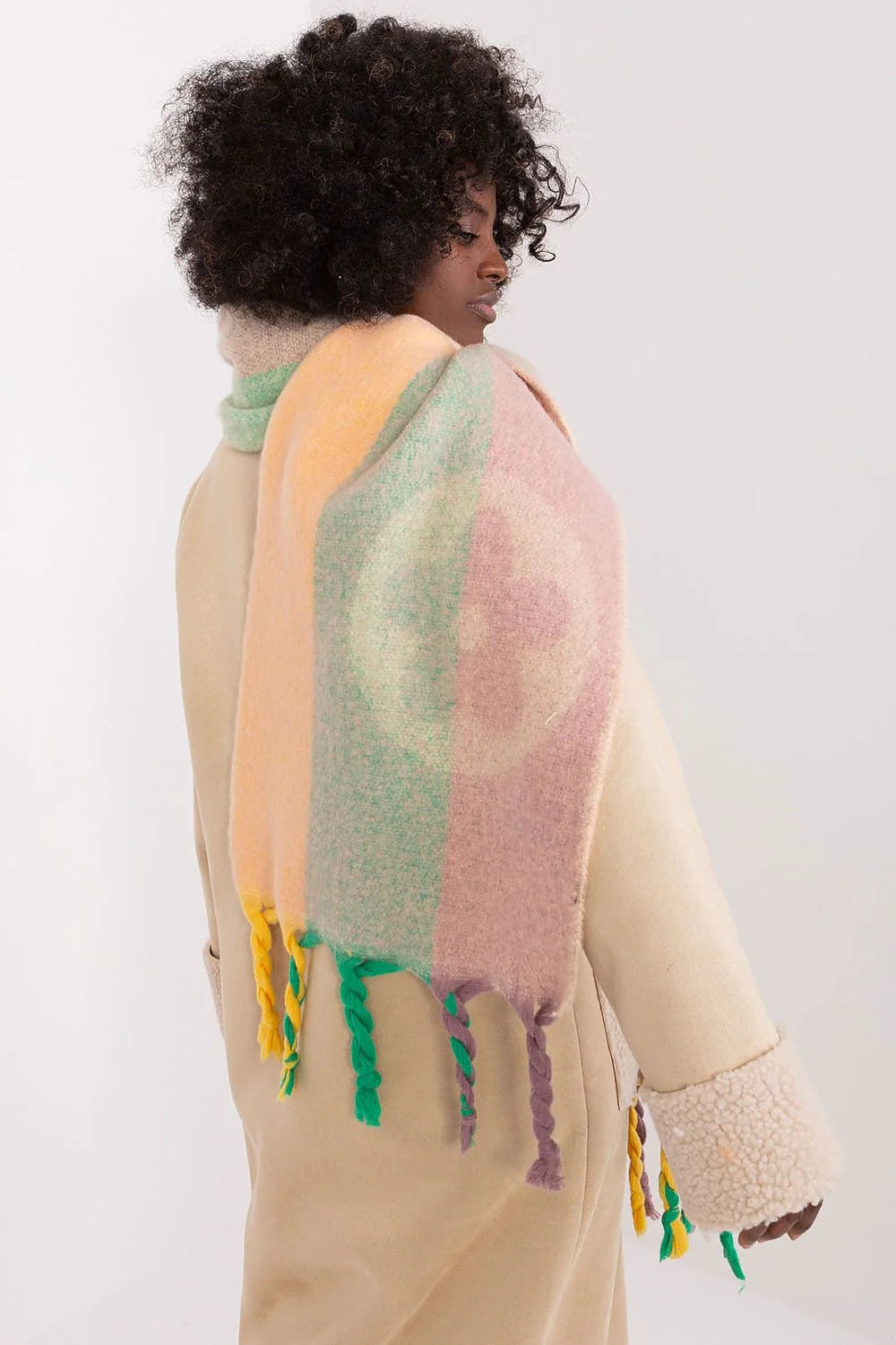 Écharpe et manteau assortis pour femme, design pastel, motifs floraux, franges colorées, matière douce, style élégant, automne-hiver, polyester, fourrure synthétique, accessoire tendance, longueur généreuse, confort optimal, coupe moderne