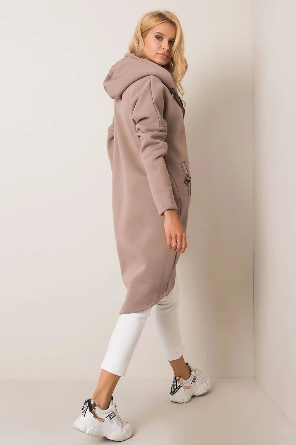 Manteau pour femmes design moderne audacieux couleur fuchsia vif coupe oversize matériau structuré fonctionnalité confort