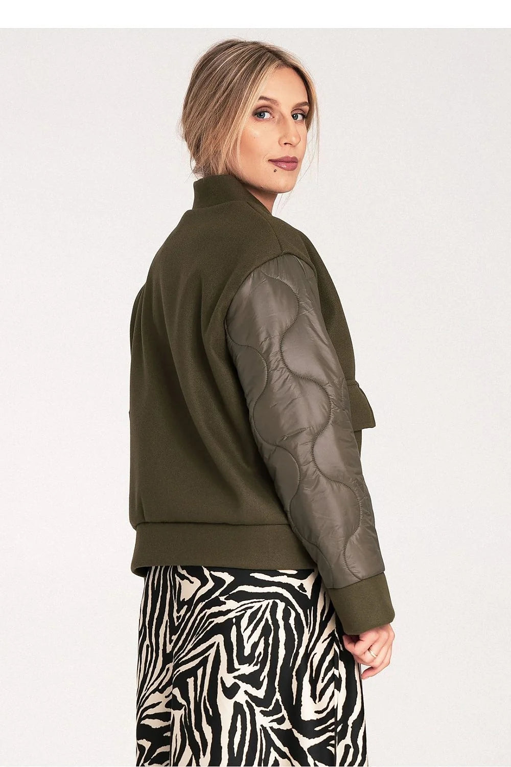 veste bomber courte kaki femme corps laine mélangée structurée manches matelassées nylon brillant col mao boutons pression dorés