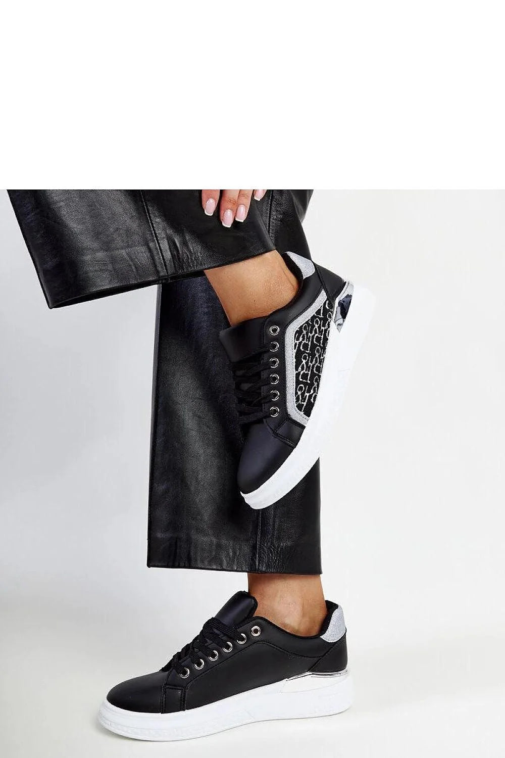 Sneakers femmes modernes élégantes design contemporain tige noire paillettes plateforme confortable semelle blanche lacets métalliques