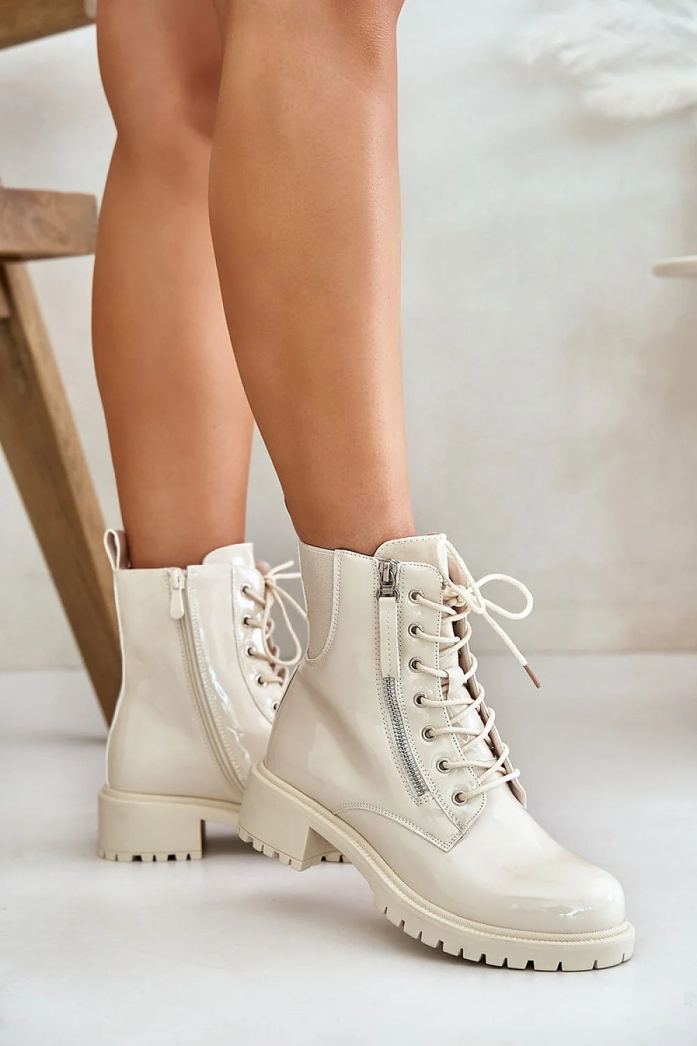 Bottines femmes mode élégance design moderne cuir artificiel beige crème talon plat semelle crantée lacets blancs zippé intérieur chaud